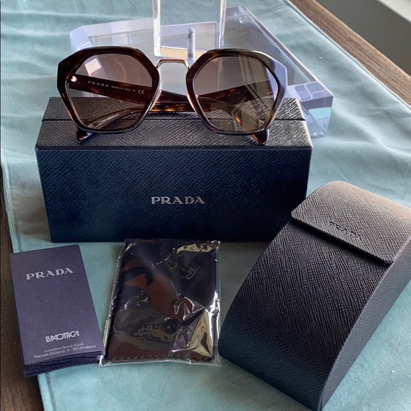 prada hexagonal
